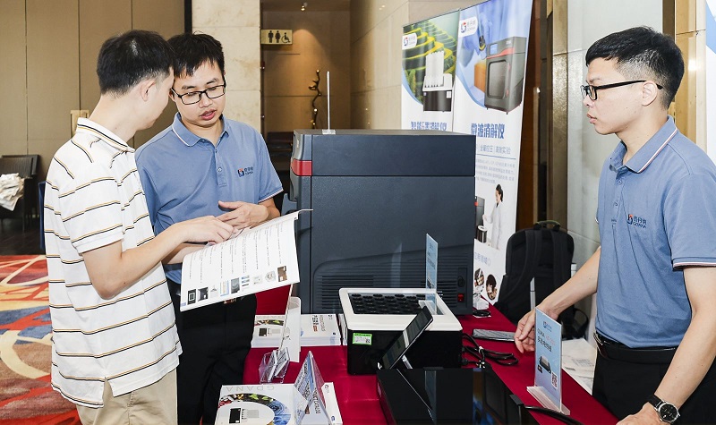 銷售總經理為客戶展示商品，耐心答疑解惑