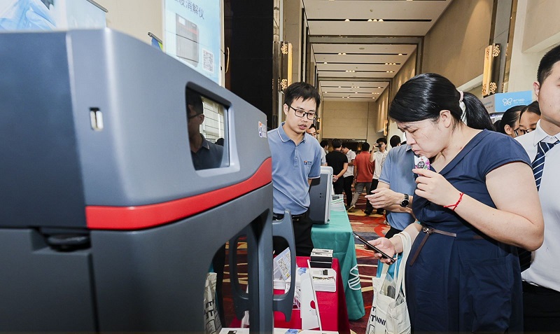 銷售總經理為客戶展示商品，耐心答疑解惑