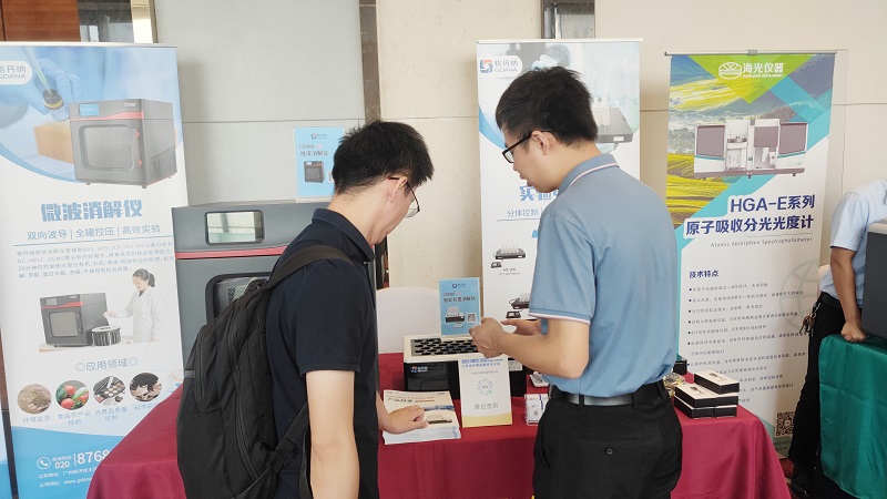 銷售總經理為客戶展示商品，耐心答疑解惑