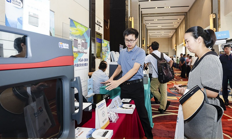 銷售總經理為客戶展示商品，耐心答疑解惑